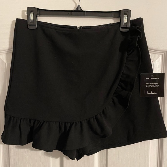 NWT Lulu’s Black Two-piece crop top and skort set - Picture 3 of 6